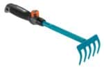 GARDENA combisystem-Blumenrechen zum schonenden Rechen von Beeten und Blumenrabatten